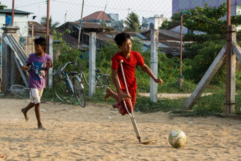 En Birmanie, un jeune joueur de foot infirme tente de défier les pronostics