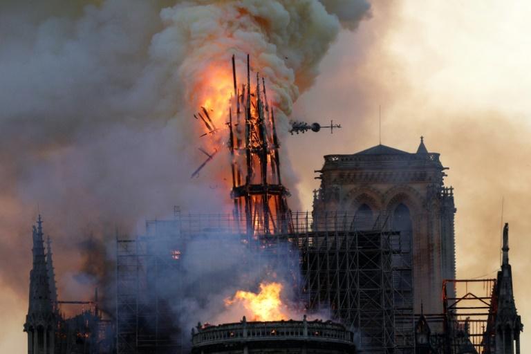 Notre-Dame de Paris, défigurée mais encore debout, sera "rebâtie" promet Macron