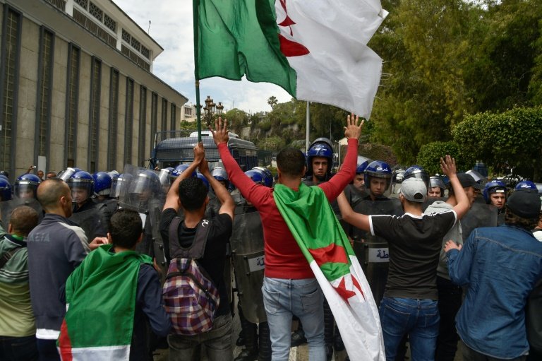 Algérie: les étudiants dans la rue, nouvelles mises en garde de l'armée