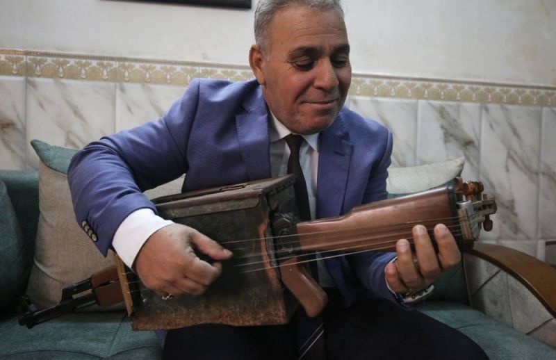 A Bagdad, un fusil-luth pour oublier la guerre en musique