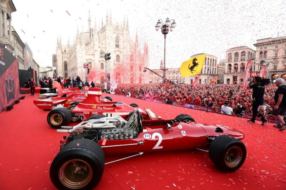 F1: A Milan, la place du Dôme se pare de rouge pour fêter les 90 ans de Ferrari