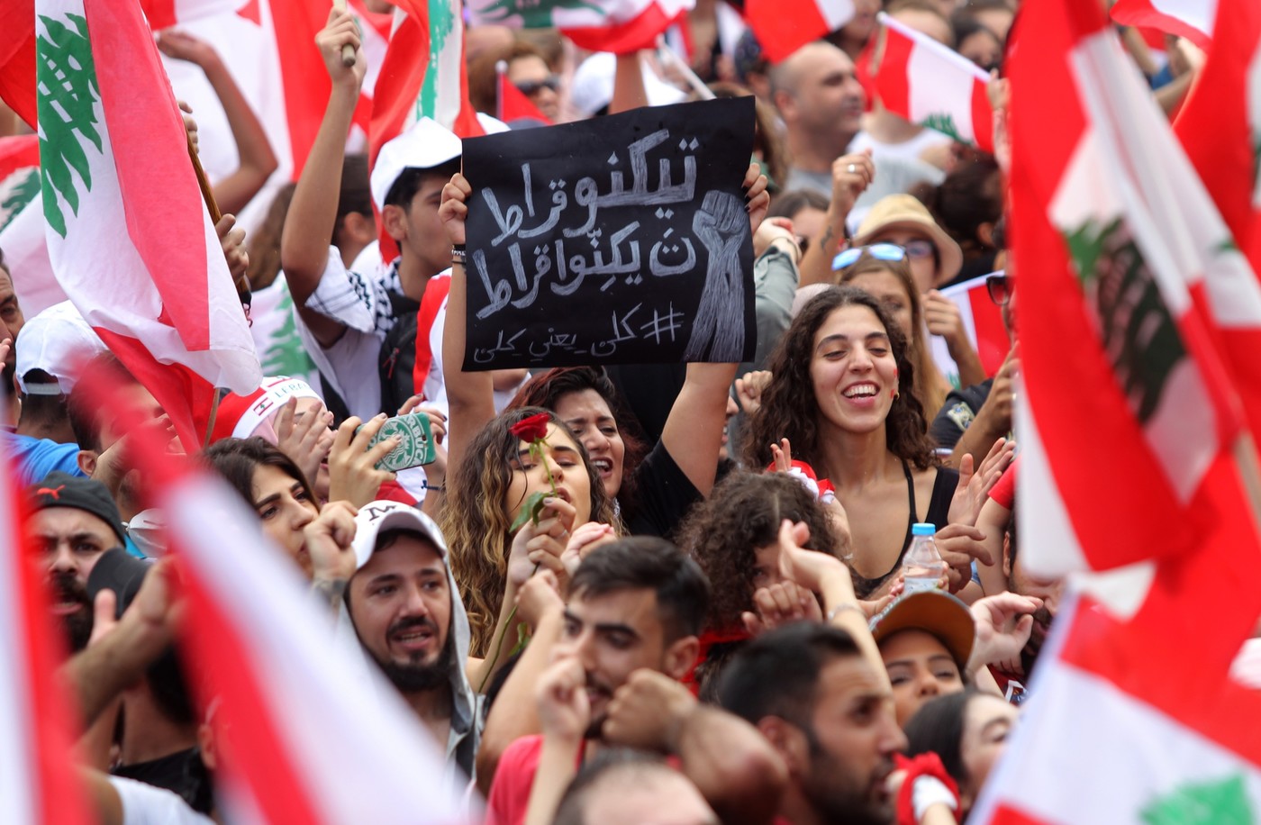 Liban: le gouvernement se penche sur des réformes, la rue reste en colère