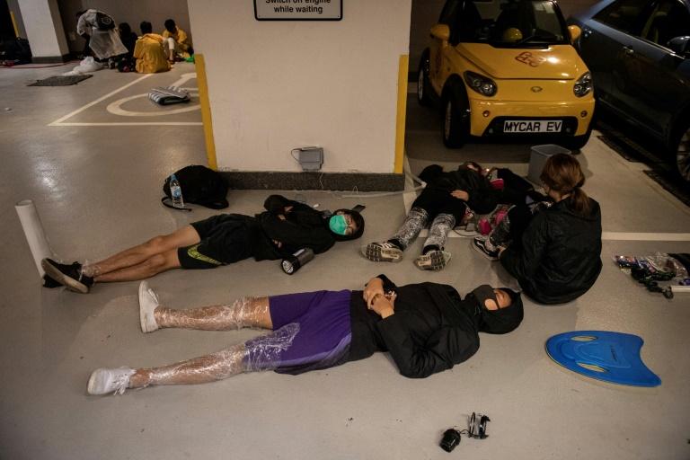 Des dizaines d'irréductibles toujours retranchés sur un campus hongkongais