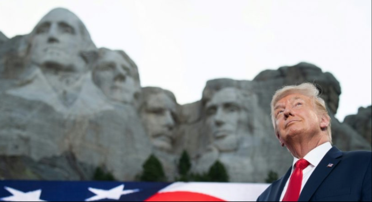 Trump vante une Amérique "forte" et "fière", reste discret sur le Covid-19