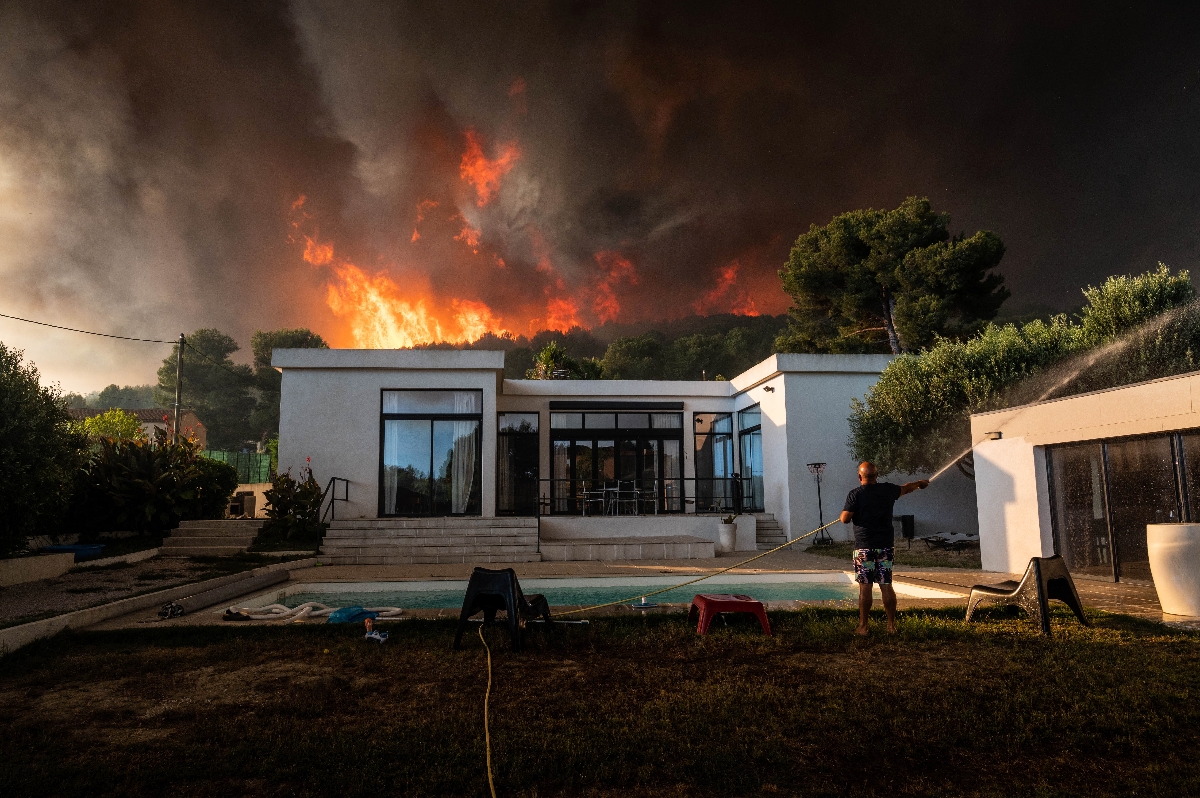 Violent incendie sur le littoral près de Marseille, des campings évacués