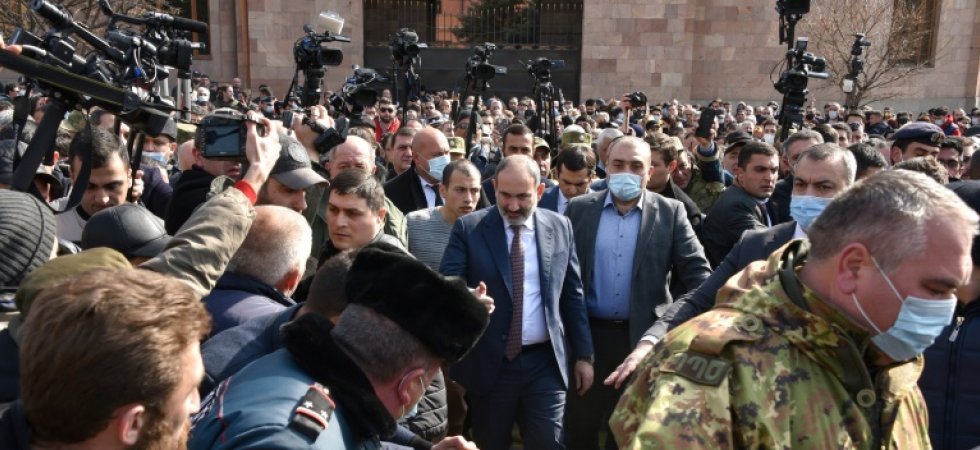 Arménie: le Premier ministre à la tête d'une marche de partisans dans Erevan