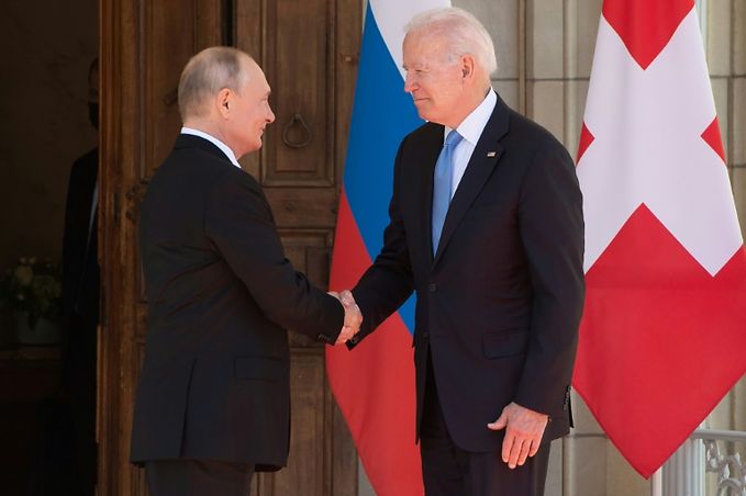Biden rencontre Poutine, évoque "deux grandes puissances"