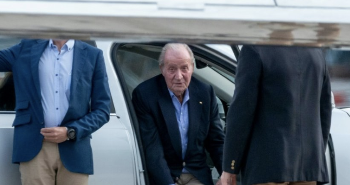 Juan Carlos Ier est arrivé en Espagne, une brève visite qui fait grincer des dents