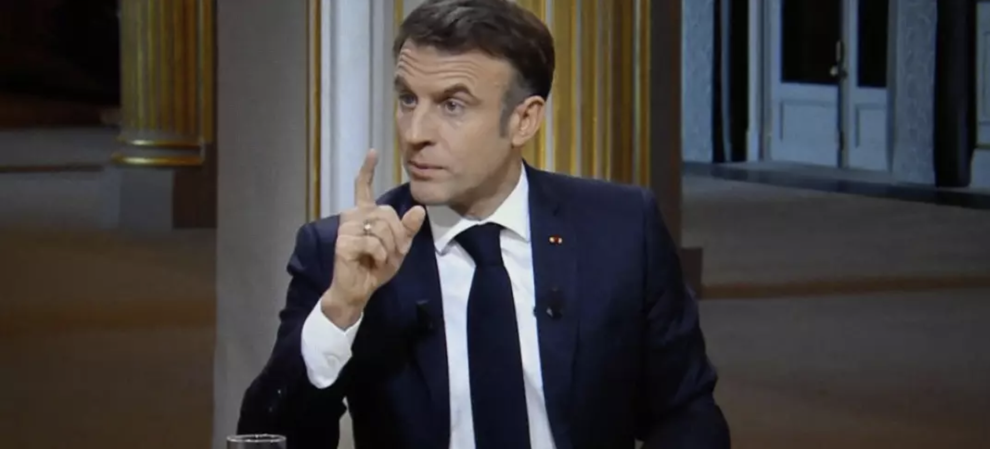 "Ce bouclier qui nous manquait", Emmanuel Macron réagit au vote de la loi immigration