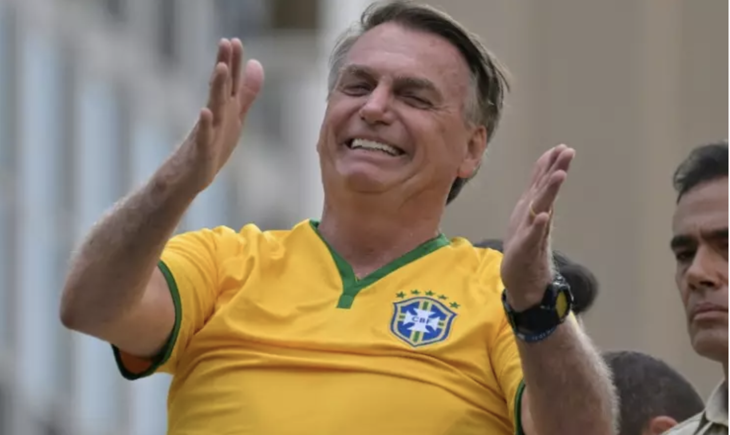Brésil: devant des milliers de partisans, Bolsonaro dénonce son inéligibilté