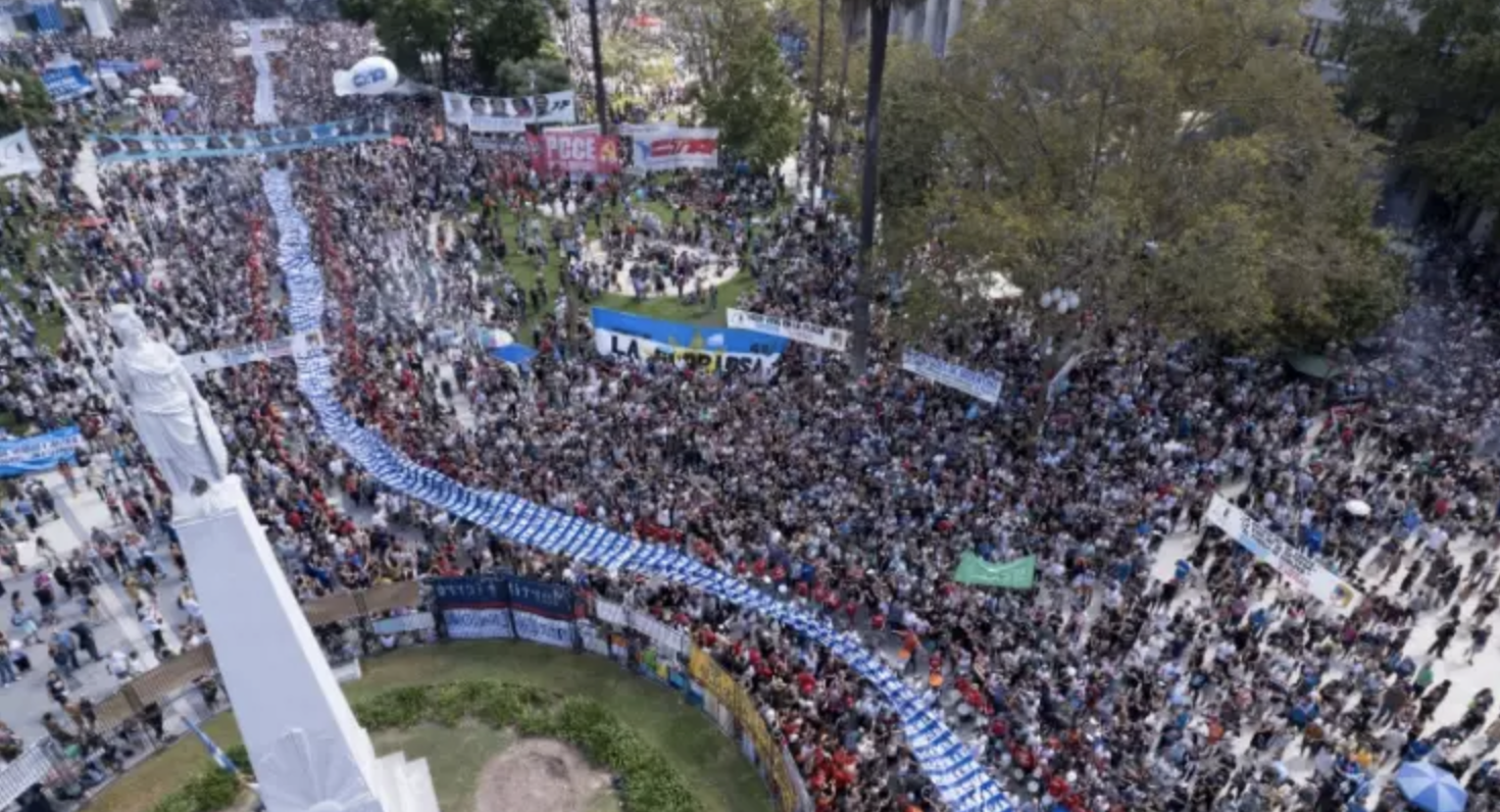 Les Argentins marchent en masse pour la mémoire de la dictature, que Milei revisite