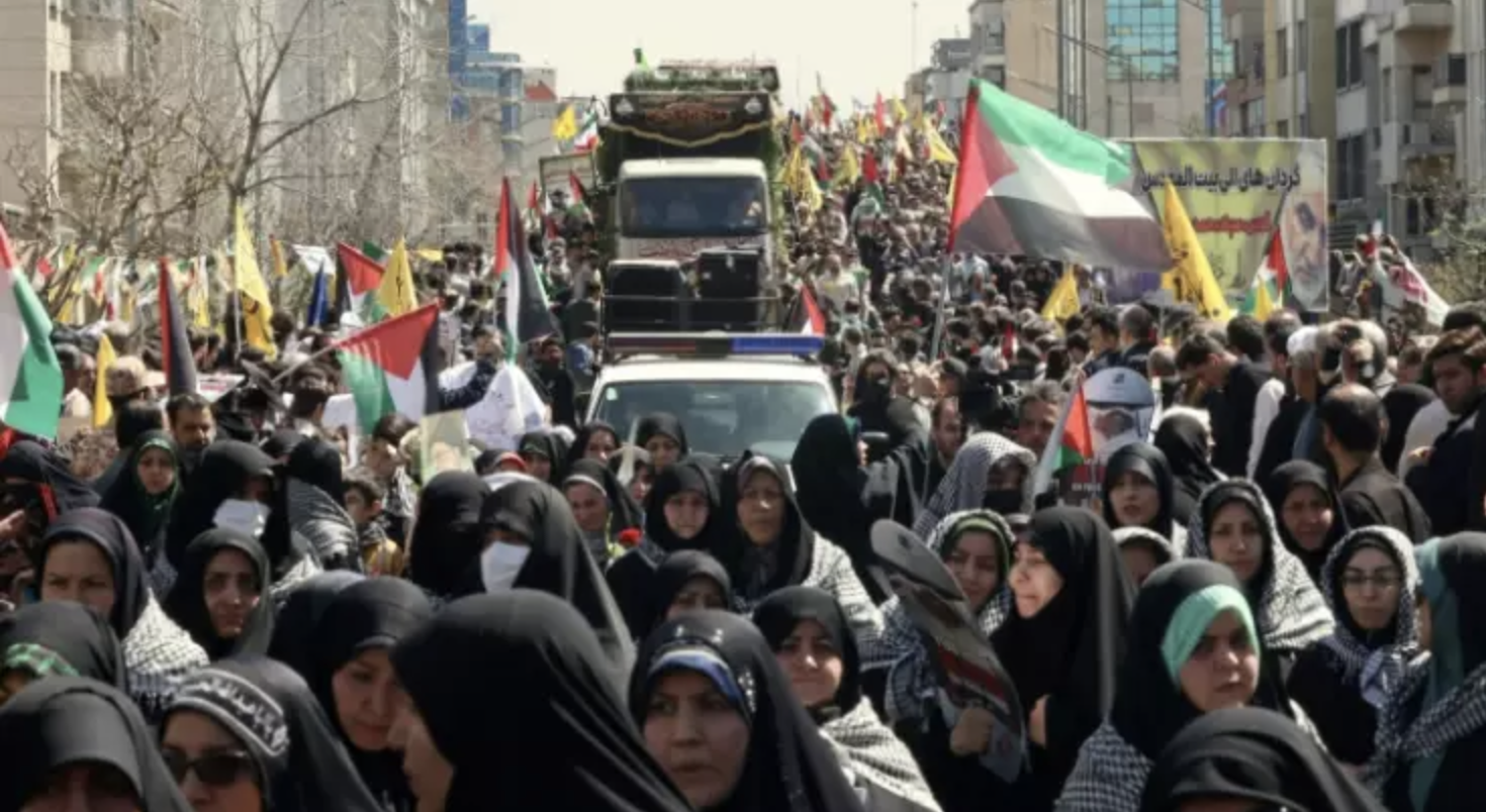 Des milliers d'Iraniens conspuent Israël en rendant hommage aux militaires tués à Damas