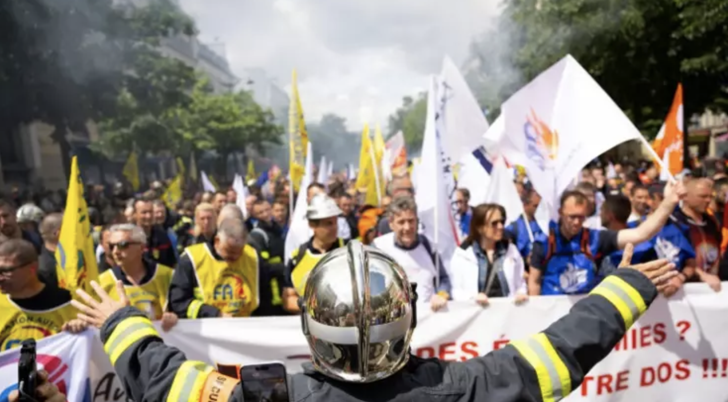 Des pompiers manifestent à Paris, réclamant une prime pour les Jeux olympiques