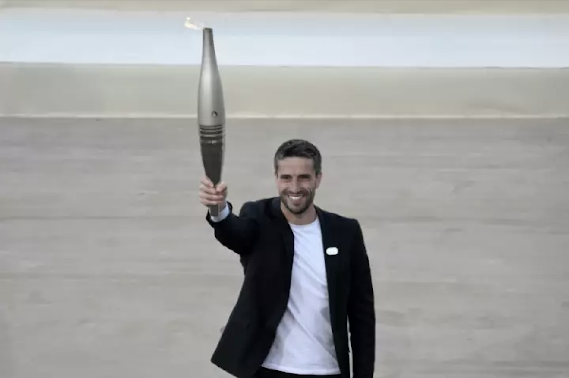 Cannes: la flamme olympique, star des marches