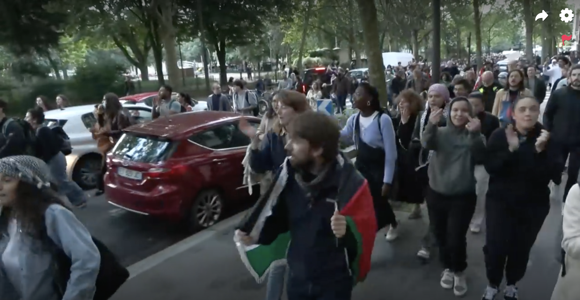 Manifestation devant TF1 avant une interview de Netanyahu sur LCI