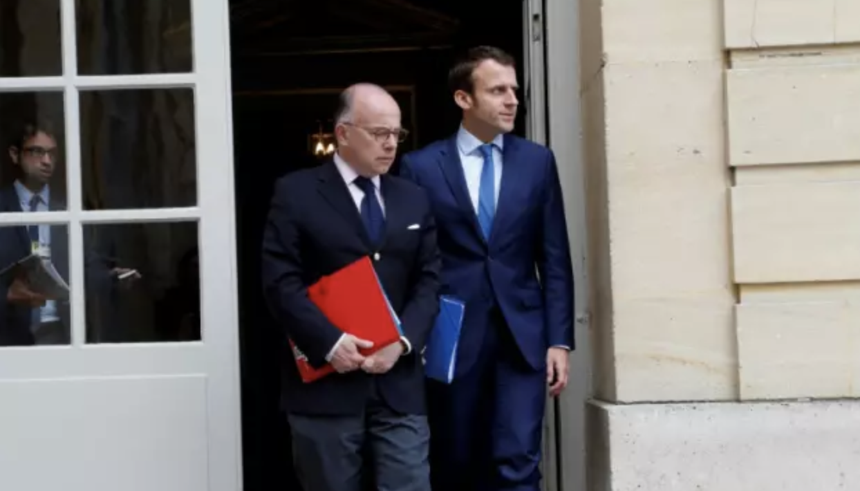 Cazeneuve et Bertrand reçus lundi par Macron pour discuter d'une nomination à Matignon