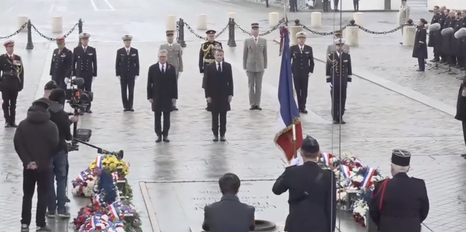 Emmanuel Macron et le Premier ministre britannique commémorent le 11-Novembre à Paris