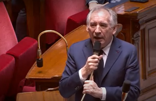 Sous le feu des critiques, Bayrou promet de ne laisser aucun défi "sans réponse"