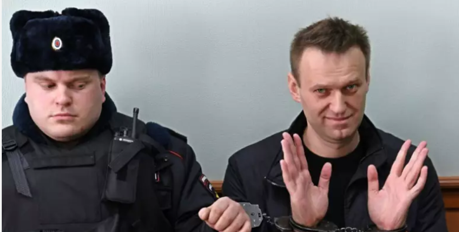 Russie: malgré le risque, plus d'un millier de personnes sur la tombe de Navalny, un an après sa mort