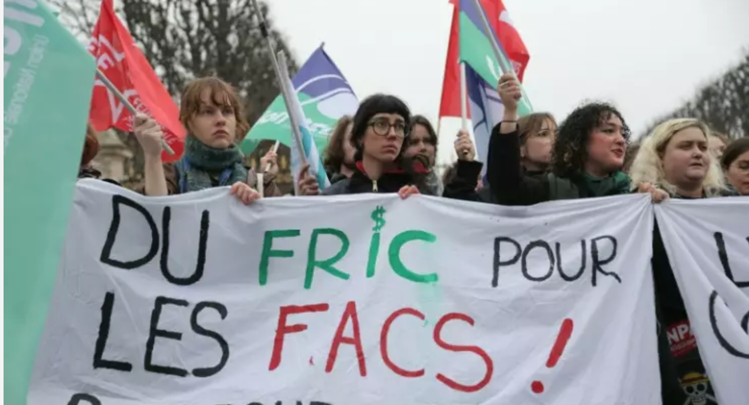 Des centaines de manifestants à Paris contre l'"austérité" dans le supérieur